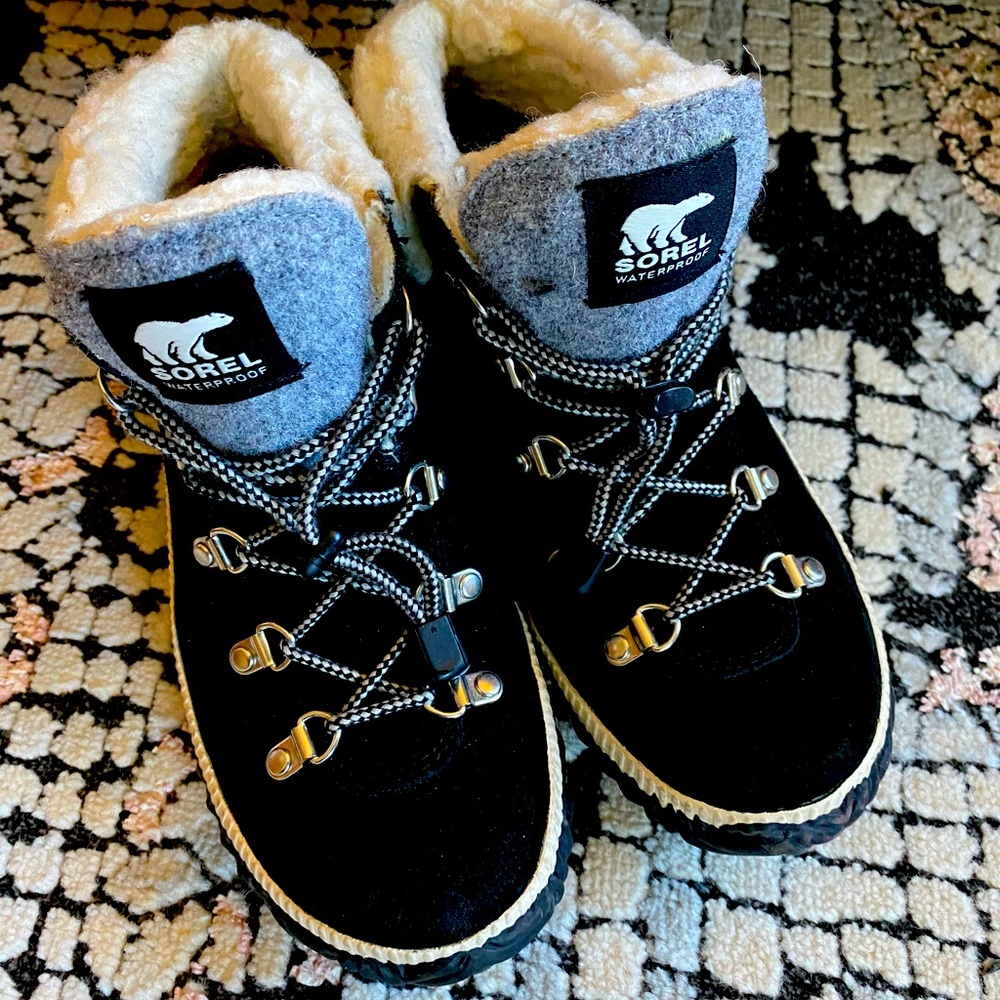 Sorel sneakers really comfortable and rumie. Great for this weather.